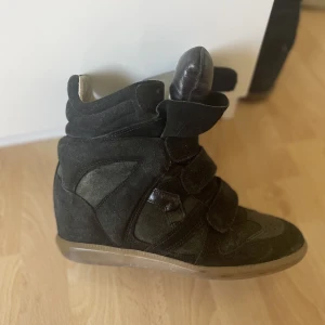 Isabel Marant skor - Svarta mockaskor från Isabel marant i bra skick använda cirka 2 ggr, säljer pga att jag knappt använder dom. Storlek 39. Nypris 5500kr 