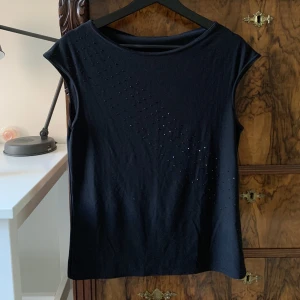 Festtopp strl M - Festtopp från Hennes Collection i storlek M och jättefint skick. Längden är 62 cm. Köp direkt via ”köp nu” knappen. Hör av dig med frågor <3