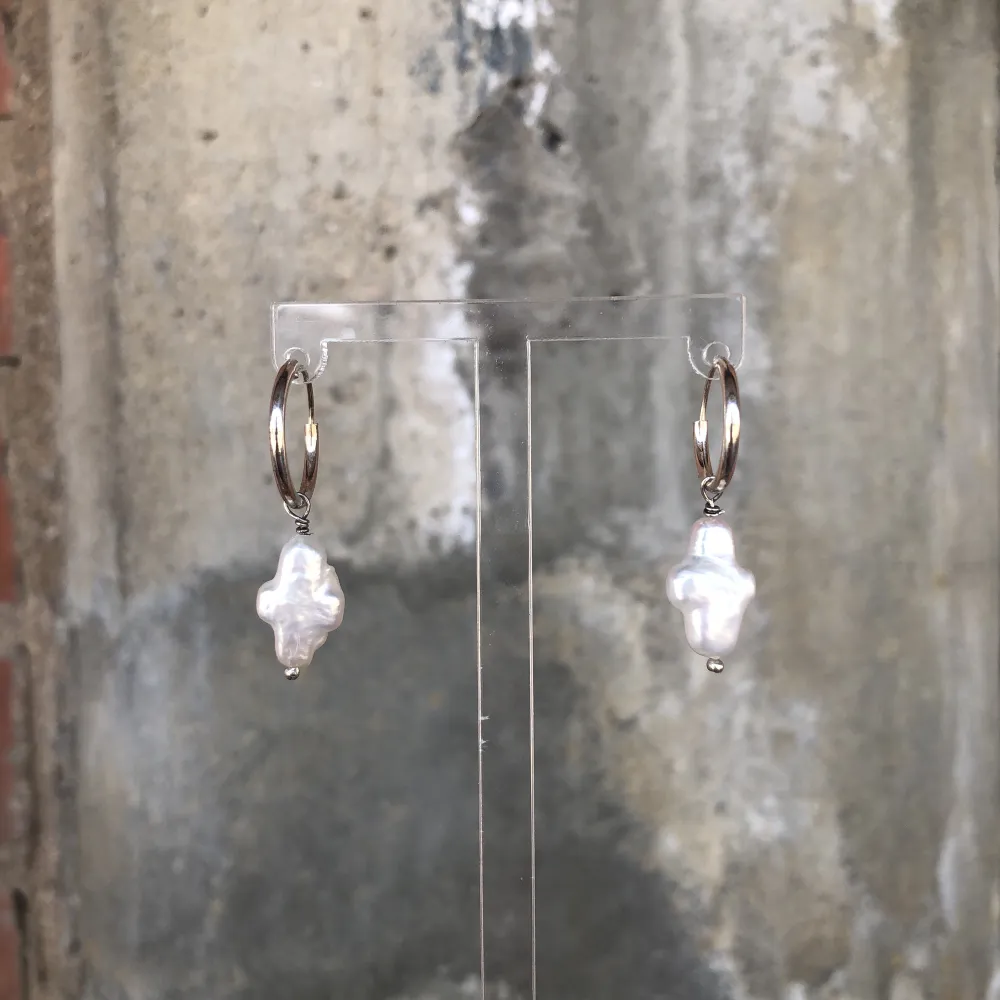 Handgjorda, snygga pärlörhängen som är formade som ett kors. Äkta sötvattenspärlor och äkta sterlingsilver  Ringarna är cirka 10mm. Accessoarer.
