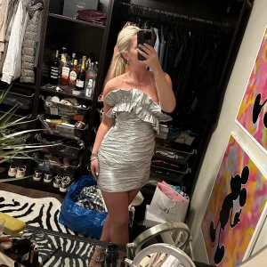 Zara klänning - Zara klänning från förra årets kollektion, endast använd 1 gång, storlek xs 