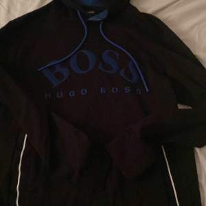 Hej! Säljer denna eftertraktade Hugo Boss hoodie. Väldigt fräsch  och använd ett par gånger, topp kvalitet som sagt! Så som jag förstått det rätt så säljs den inte på hemsida längre.