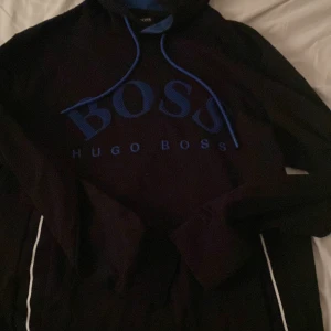 Hugo boss hoodie - Hej! Säljer denna eftertraktade Hugo Boss hoodie. Väldigt fräsch  och använd ett par gånger, topp kvalitet som sagt! Så som jag förstått det rätt så säljs den inte på hemsida längre.