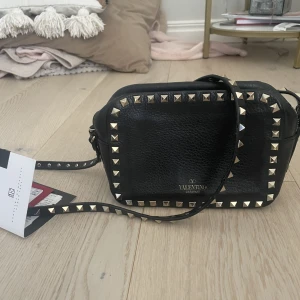 Valentino väska - ÄKTA valentino väska, säljer denna jätte fina valentino väska. Använd väldigt fåtal gånger och säljer på grund av att den ej kommer till användning🥰🥰🥰skriv vid frågor (har kvitto men har tappat bort dustbagen)