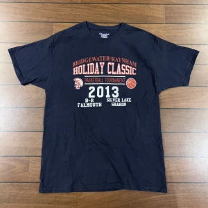 Champion Holiday Classics Tshirt - Snygg vintage champion T-shirt i storlek L! Bara att skriva om du undrar över något🙏