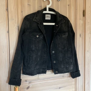Svart jeans jacka - Svart jeans jacka från Zara! I bra skick, storlek L men sitter som M 🖤