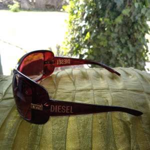 Diesel solglasögon knappt använda men defekter tillkommer!