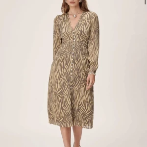 Adoore kläning  - Säljer nu min älskade Adoore kläning. Storlek 38. Köptes förra sommaren från Adoore’s hemsida. 