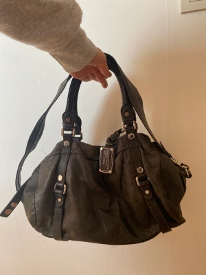 Marc jacobs väska - Marc by Marc Jacobs Standard supply  Type: workwear En cool väska i använt men fint skick! Toppen att ha till skolstarten då man får plats med en hel del i den. 