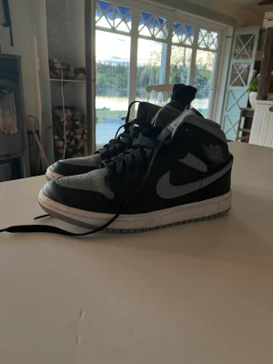 Jordan 1 mid wmns black/grey - Bra skick, nästan aldrig använd. Tar endas Swish.