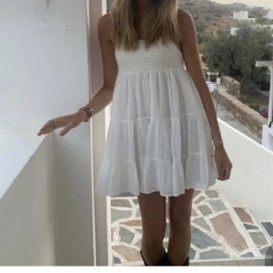 Klänning från Zara - Jättefin sommarklänning från zara! ☀️Endast använd fåtal gånger.