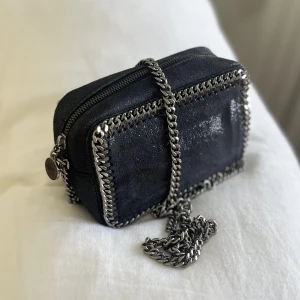 Stella McCartney Fallabella Camera Bag Blå - Väska från Stella McCartney i toppskick. Färgen är blå, lite skimrande. Silvrig kedja.   Storlek: 12x17x6 cm Inköpspris 819 Euro, cirka 9000 kr.