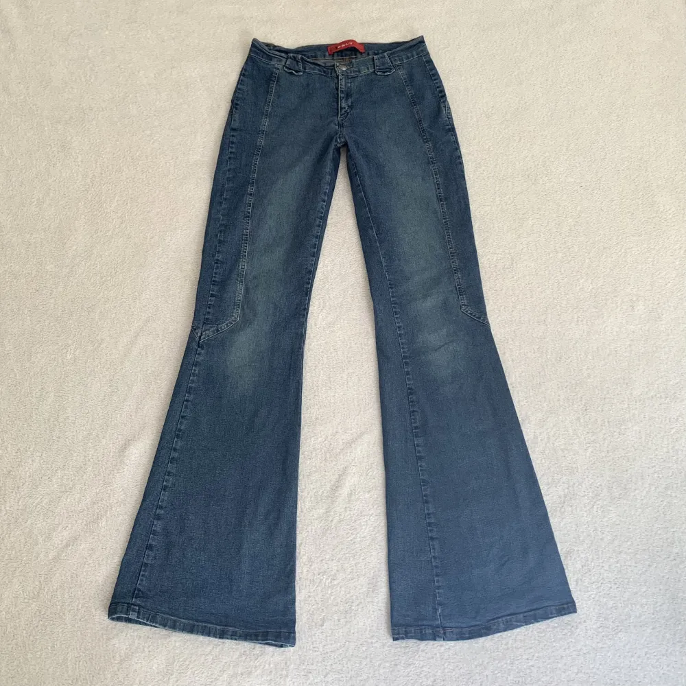 Lågmidjade utsvängda jeans med snygga sömdetaljer, vintage Only! Jag är 173 cm, midjemåttet är 70 cm (jättestrechiga) och innerbenslängden 81 cm 💕. Jeans & Byxor.