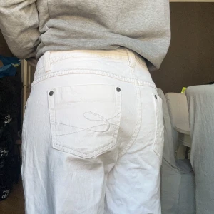 Låg midja vita jeans - Skritsnygga vita jeans, dam model och lågmidjade, vida/ raka Säljer p.g.a för stor för mig 