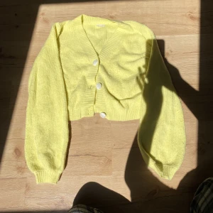 Gul kofta - Har rensat garderoben, En jättefin kofta som kan passa både s-l, köparen står för frakt