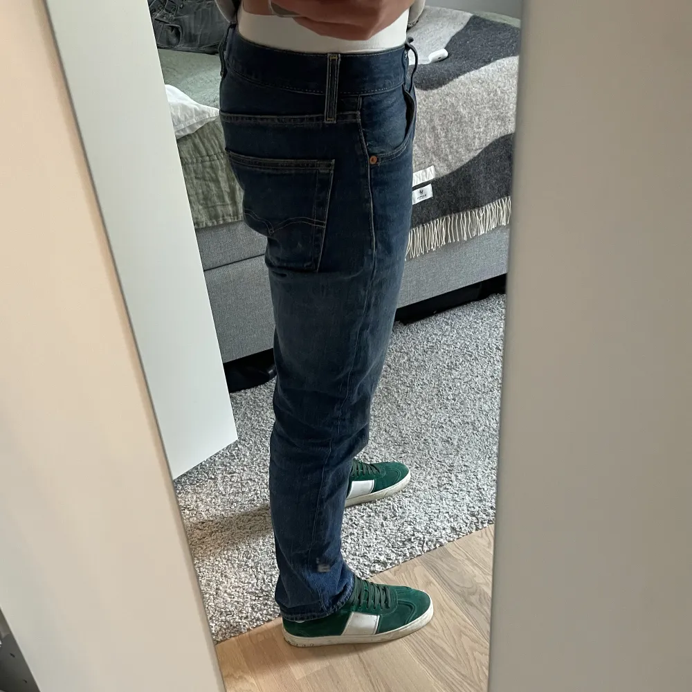 Ett par mörk/mellan blå Levis 501 jeans i bra skick. Inga tydliga defekter utan är sparsamt använda. Perfekta nu till sommaren. Köpta för 1200kr för mindre än ett år sedan. Skriv vid frågor eller funderingar! . Jeans & Byxor.