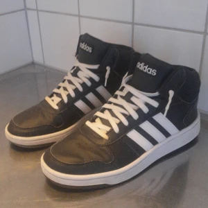 Adidas skor(Riktigt fina) - Har ett par väldigt fina adidas skor. Som bilderna visar så är dem knappt använda. Skorna är i nyskick med andra ord. Köpte dom för 799kr om jag inte missminner mig. Passa på!