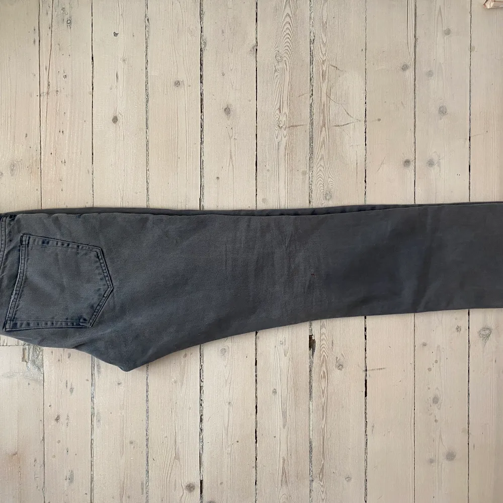 Sjukt snygga raka jeans från Acne gråblå! . Jeans & Byxor.