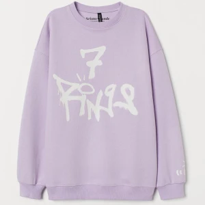7 rings Ariana Grande sweatshirt  - Superfin och skön sweatshirt från Ariana Grandes Sweetener tour merch. Storlek L