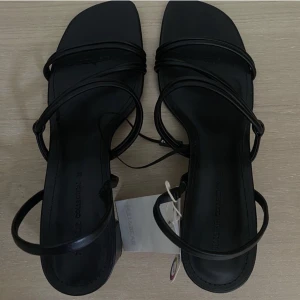 Klackar - Superfina klackar/sandaler till sommaren. Helt oanvända från pull & bear, säljer pga att dom inte passar. Pris går att diskutera💞 (lägger ut igen pga oseriös köpare)