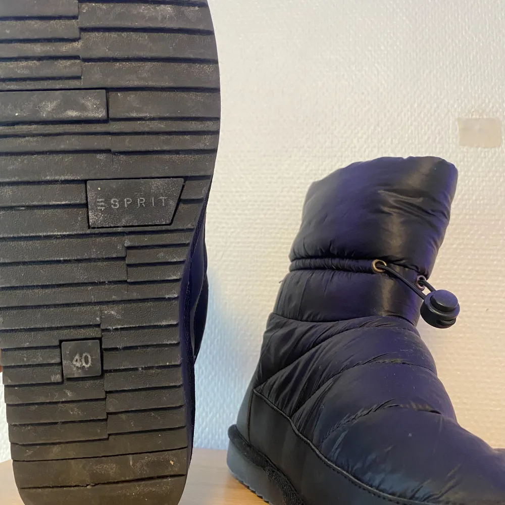 Ett par jätte coola Esprit skor i storlek 40. Skit sköna med alpacka material inuti och dunmaterial ovan på skon. Har inte används allt för mycket och är fortfarande i väldigt bra skick.   Har ni frågor eller vill ha fler bilder är det bara att skriva. ❤️. Skor.