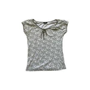 Grön blommig top - Supersöt topp! Ger mig brandymelville vibes. Från Isolde. Perfekt till sommaren med t.ex en vit kjol 🤩 storlek S men passar även M