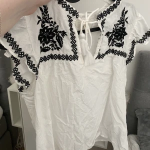 H&M  - Kolla intresse på den här slutsålda toppen/blusen från H&M, behövs dock strykas men är använd en gång. 