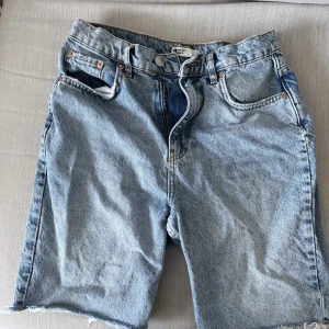 Jeansshorts  - Älskar, men har blivit för små. 