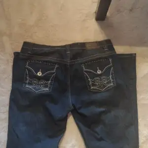 Blåa Jonna B jeans i storlek 46 med snygga detaljer på fickorna. Säljer då dem ej passar mig. Jag på bilden är 177cm lång. Säljer för 300kr + frakt (69kr)