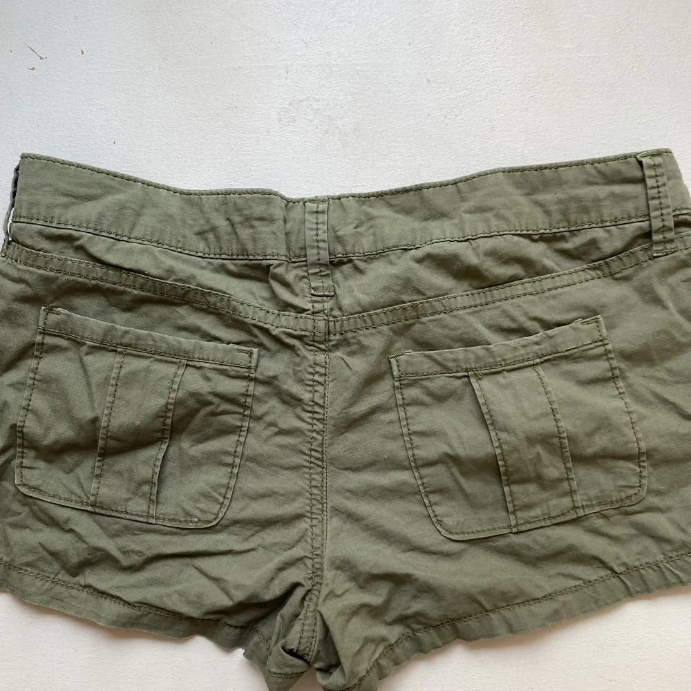 ganska korta, lågmidjade cargo shorts, i storlek 34. 🤎. Shorts.