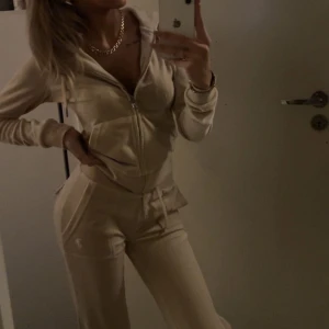 juicy couture sett - Säljer mitt nya juicy couture sett i färgen beige i strl xs på båda delar, köpt i nk Göteborg, har även kvar påse med förpackning. Säljer den då den riktigt inte har kommit till så mycket andvändning, köpte settet för 2500 kr. Köptes för 1-2 månadersen. 