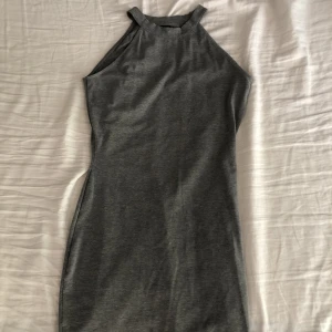 Klänning - Klänning i nyskick. Kortare och skönt material. 