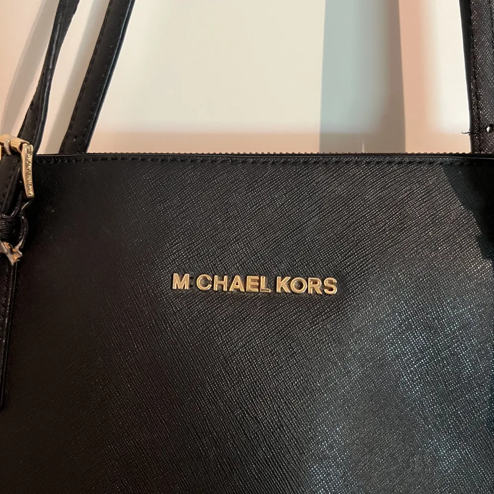 Äkta Michael Kors väska, saknar ett i och ett lite slitet handtag (se bild) men i övrigt en fin väska✨. Väskor.