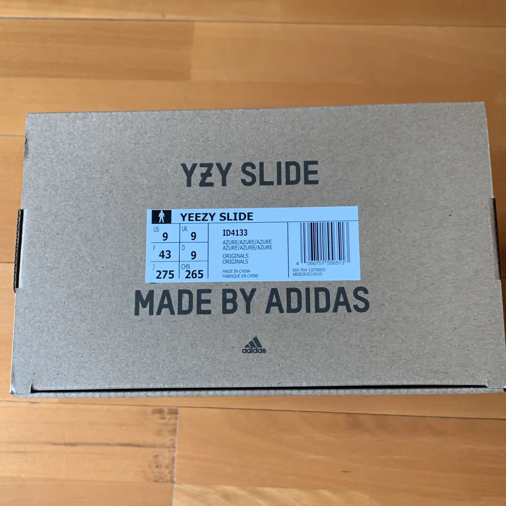 Yeezy slide Azure från Adidas Confirmed. Säljs eftersom de är för små. Äkthetsbevis finns och om du har några frågor bara skriv.. Skor.