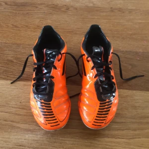 Fotbollsskor  - Adidas fotbollsskor, använda ett par säsonger av dottern