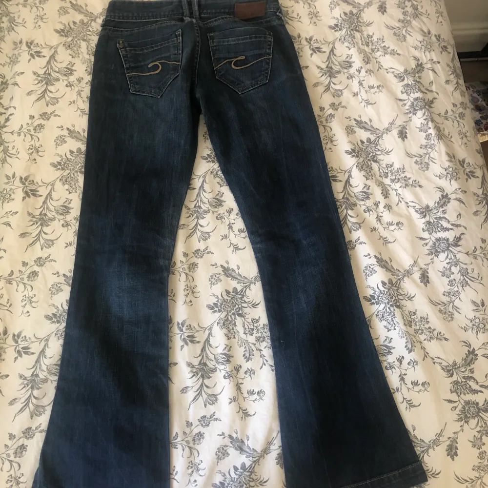 Jeans i mycket bra shick i storlek S (W23 , L32) Innerben längd - ca 78 cm  Midja - ca 75 cm   För mer mått skriv! 🌸. Jeans & Byxor.