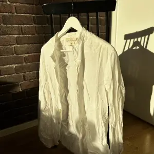 En vit skjorta ifrån L.O.G.G. och använd ett fåtal gånger så är i bra skick.  Färg: Vit Storlek: Small