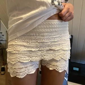 Sommar shorts - Shorts som ser ut som kjol strl XS, passar inte mig så bilderna är ej rättvisa. Men jättesöt o underbar till sommaren