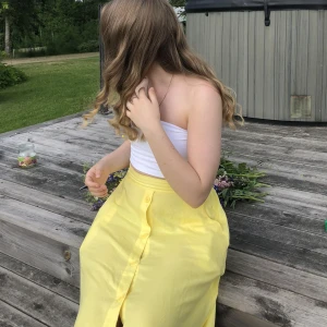 Gul långkjol - Säljer nu en av mina favoritkjolar någonsin! Superfin gul med knappar fram och resorband där bak. Har även fickor 🥰