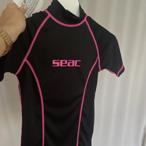 Surftröja - En våttröja som är perfekt när man surfar. Den är helt oanvänd med prislappen kvar.