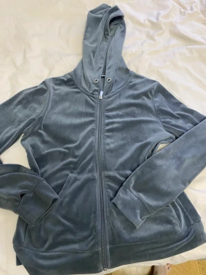 Gina kofta  - Kofta från Gina den har också ett hål men går att fixa