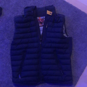 Parajumper väst  - Pris går att diskutera.Rätt ny väst köpte den för 2 månader sen ksk, inga skador