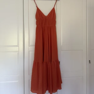 Klänning - Orange långklänning från hm i strl 40🧡 