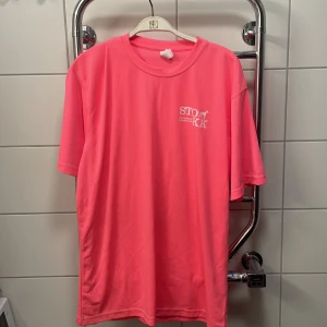 Rosa t-shirt - Skön tshirt, oanvänd från stokk