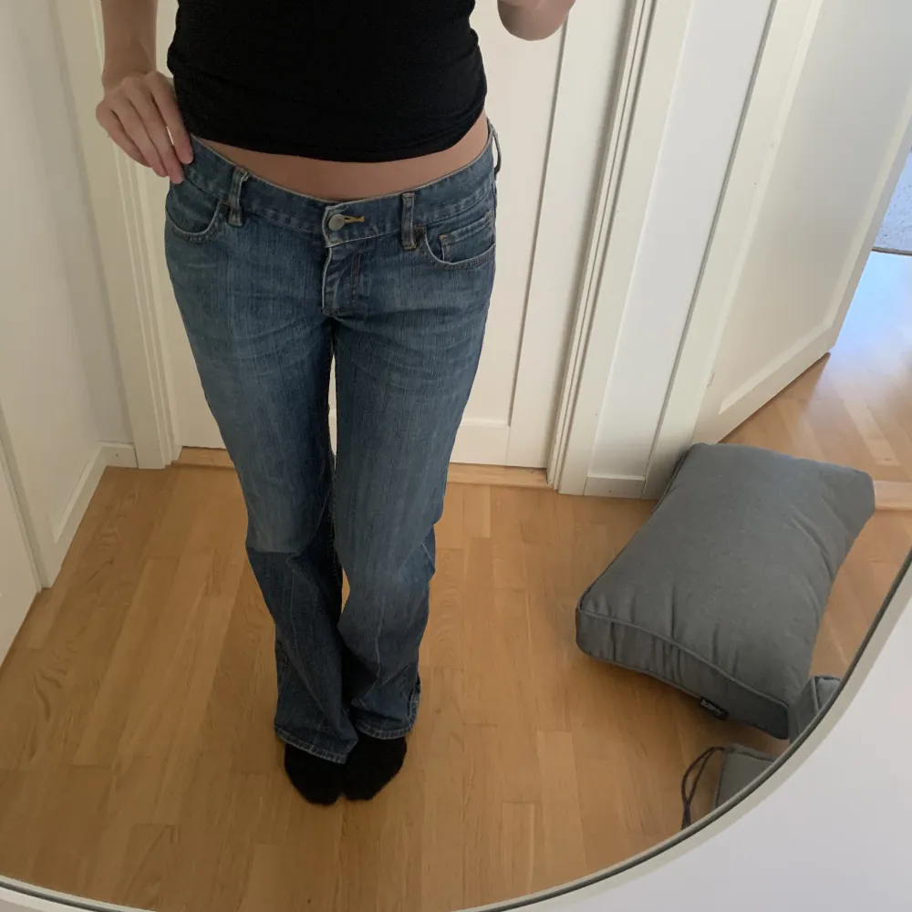 Blå lågmidjade jeans med detaljer på fickorna! Köpta second hand, men i väldigt bra skick. Midjemått 78-80 cm, benlängd 104cm. Om intresserad skriv till mig!. Jeans & Byxor.