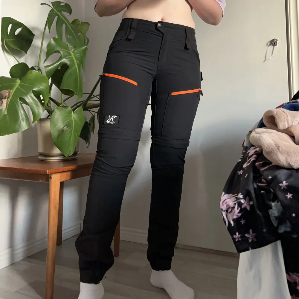 Silence zip off pants från Revolution Race i storlek 38/M. Man kan ta bort byxbenen med dragkedja och enkelt göra om dem till shorts. Längst ner finns även små hakar som gör att man kan fästa byxslutet på kängorna. Något tajta kring låren för storleken. . Jeans & Byxor.