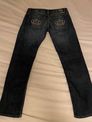Lägger ut igen då för köparen ej kunde köpa💗 jätte snygga Victoria Beckham jeans. Köpte dom här på plick men dom är tyvärr lite för stora för mig💗 inga skador, bra skick💗skriv privat för mått💗