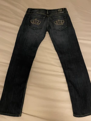Victoria Beckham jeans - Lägger ut igen💗 jätte snygga Victoria Beckham jeans💗 inga skador, bra skick💗midjemått: 89cm (runt midjan) innerbenslängd: 75cm💗skriv privat om ni har några frågor