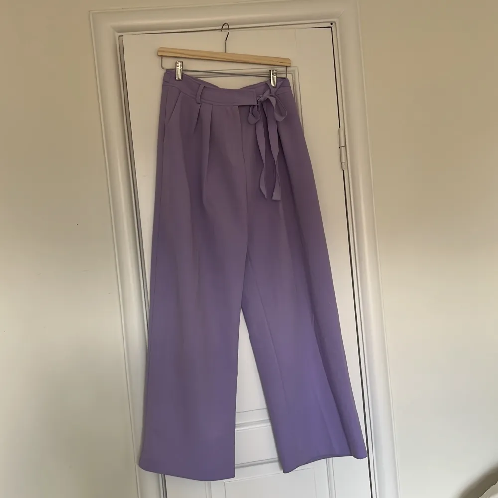 Superfina sommarbyxor från Samsoe Samsoe i en fin lila färg . Jeans & Byxor.