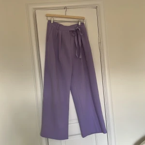 Samsoe Samsoe byxor - Superfina sommarbyxor från Samsoe Samsoe i en fin lila färg 