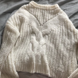 Stikad tröja  - Vit stickad tröja 